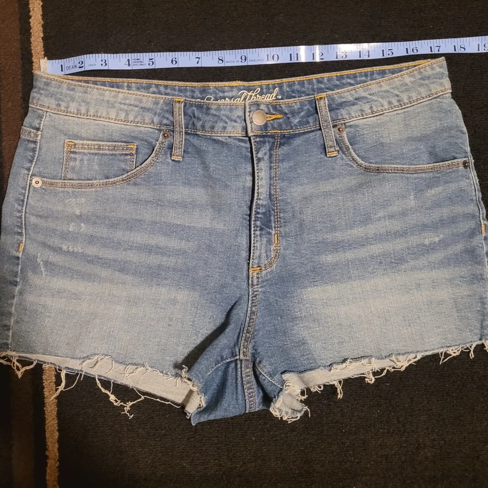 Medium wash high rise shorties - Picture 7 of 10